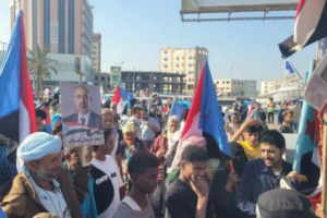 تجمع المواطنين في جولة السفينة استعدادا لمسيرة شعبية بالعاصمة عدن