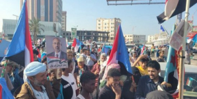 تجمع المواطنين في جولة السفينة استعدادا لمسيرة شعبية بالعاصمة عدن