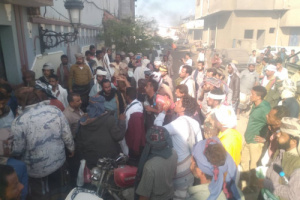 وقفة احتجاجية لأفراد من اللواء الثاني حزم أمام معاشيق بالعاصمة عدن للمطالبة بصرف مرتباتهم المتوقفة
