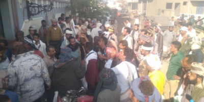 وقفة احتجاجية لأفراد من اللواء الثاني حزم أمام معاشيق بالعاصمة عدن للمطالبة بصرف مرتباتهم المتوقفة