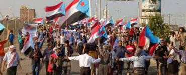 أبناء الجنوب في العاصمة عدن يتضامنون مع ضحايا الاعتداء على متظاهري شبوة بمسيرة راجله