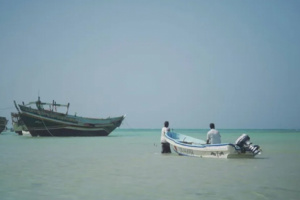 العثور على ستة صيادين بعد غرق قاربهم وفقدان الاتصال بهم