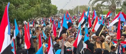 جماهير أبين تردد النشيد الجنوبي خلال فعالية الثبات والصمود