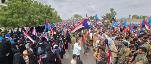 مليونية أبين تؤكد التفويض الكامل للمجلس الانتقالي وتطالب بمحاكمة المسؤولين عن قمع المتظاهرين