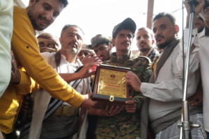 انتقالي أبين يكرّم الجندي صالح مسهر الكازمي بدرع الوفاء في مليونية زنجبار