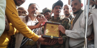 انتقالي أبين يكرّم الجندي صالح مسهر الكازمي بدرع الوفاء في مليونية زنجبار