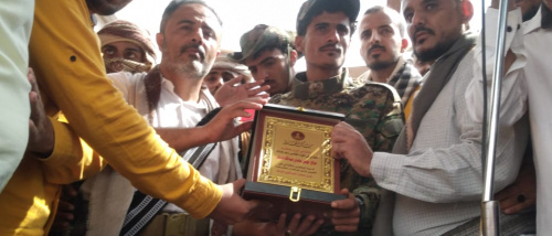 انتقالي أبين يكرّم الجندي صالح مسهر الكازمي بدرع الوفاء في مليونية زنجبار