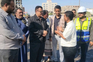 الداؤودي يتفقد العمل في فرش الطبقة الأسفلتية بمشروع تأهيل شارع التقنية - تقاطع بئر أحمد