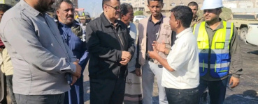 الداؤودي يتفقد العمل في فرش الطبقة الأسفلتية بمشروع تأهيل شارع التقنية - تقاطع بئر أحمد