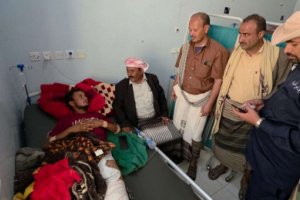 الشيخ بن لحمر يطمئن على صحة جريح من دفاع شبوة ومصاب من متظاهري يوم الشهيد الجنوبي