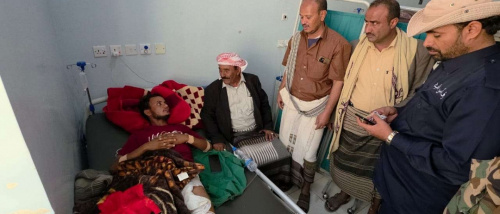 الشيخ بن لحمر يطمئن على صحة جريح من دفاع شبوة ومصاب من متظاهري يوم الشهيد الجنوبي