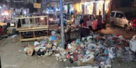 موجه غضب في شوارع الشيخ عثمان بسبب تكدس أكوام القمامة 