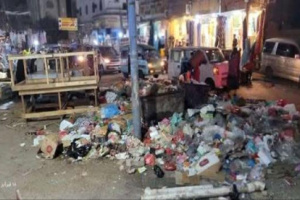 موجه غضب في شوارع الشيخ عثمان بسبب تكدس أكوام القمامة 