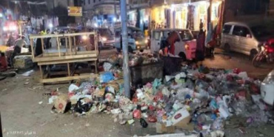 موجه غضب في شوارع الشيخ عثمان بسبب تكدس أكوام القمامة 