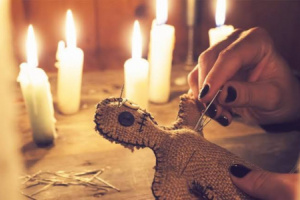 الأجهزة الأمنية تضبط امرأة بتهمة ممارسة أعمال السحر والشعوذة في عدن   