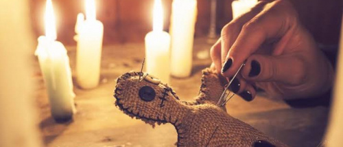 الأجهزة الأمنية تضبط امرأة بتهمة ممارسة أعمال السحر والشعوذة في عدن   