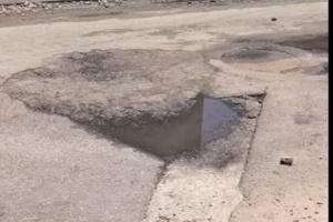 روائح كريهة وتفجر للمجاري في حي ريمي منذ ليلة أمس