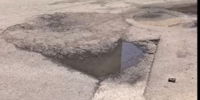 روائح كريهة وتفجر للمجاري في حي ريمي منذ ليلة أمس