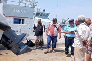 خفر سواحل شبوة تتسلم زورقًا حديثًا لتعزيز الأمن البحري 