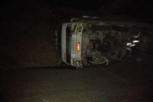 لحج.. انقلاب قاطرة يتسبب في توقف جزئي لحركة السير