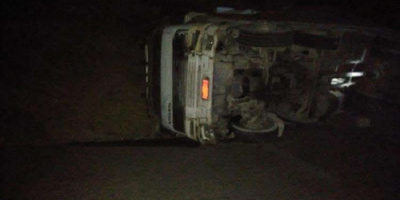 لحج.. انقلاب قاطرة يتسبب في توقف جزئي لحركة السير