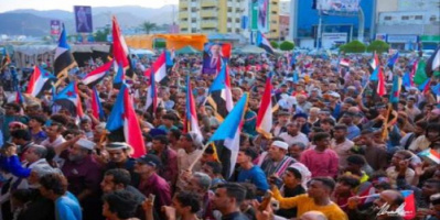 أسرة جنوبية تتكفل بأكثر من 3 آلاف وجبة إفطار للقادمين إلى مليونية &laquo;الثبات والقرار&raquo; بعدن