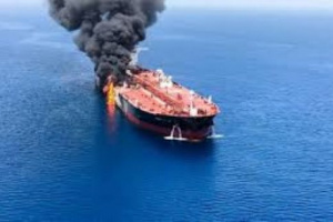 صواريخ إيرانية تستهدف ناقلة نفط قبالة سواحل عُمان