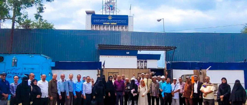 موظفو ومنتسبو الجمعية العمومية للانتقالي الجنوبي يواصلون وقفاتهم السلمية للأسبوع الثاني رفضًا لإغلاق مقرهم وتأكيدًا لحقهم في العمل السياسي