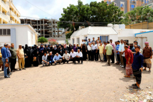 تأكيدا على مبدأ الثبات وللأسبوع الثاني .. كادر الأمانة العامة يواصل وقفته وحضوره أمام مقر عملهم