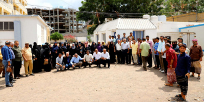 تأكيدا على مبدأ الثبات وللأسبوع الثاني .. كادر الأمانة العامة يواصل وقفته وحضوره أمام مقر عملهم