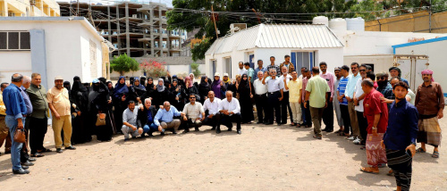 تأكيدا على مبدأ الثبات وللأسبوع الثاني .. كادر الأمانة العامة يواصل وقفته وحضوره أمام مقر عملهم