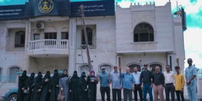 موظفو خارجية الانتقالي ينظمون وقفة احتجاجية أمام مقر الهيئة