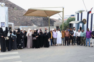 لليوم الحادي عشر على التوالي.. الأمانة العامة تواصل وقفتها الاحتجاجية أمام مقر عملها بالعاصمة عدن