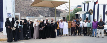 لليوم الحادي عشر على التوالي.. الأمانة العامة تواصل وقفتها الاحتجاجية أمام مقر عملها بالعاصمة عدن