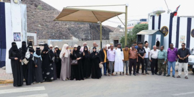 لليوم الحادي عشر على التوالي.. الأمانة العامة تواصل وقفتها الاحتجاجية أمام مقر عملها بالعاصمة عدن