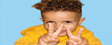 حادث مأساوي ينهي حياة طفل أثناء مرور موكب عسكري في مديرية كريتر