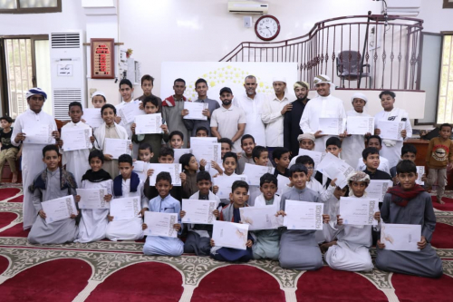 بن جرادي يفتتح بطولة القوة ومصارعة الذراعين (الريست) في مديرية صيرة بعدن  عدن – إعلام المديرية  برعاية معالي وزير الدولة محافظ العاصمة عدن الأستاذ عبدالرحمن شيخ ومعالي وزير الشباب والرياضة الأستاذ نايف صالح البكري، وتحت مظلة مكتب الشباب والرياضة بمحافظة عدن ومدير عام مديرية صيرة الدكتور محمود نجيب بن جرادي والاتحاد العام للقوة ومصارعة الذراعين، افتتح مدير عام مديرية صيرة الدكتور محمود نجيب بن جرادي بطولة القوة ومصارعة الذراعين (الريست) في مديرية صيرة بالعاصمة عدن.  وتقام البطولة بمشاركة عدد من لاعبي القوة ومصارعة الذراعين من مختلف الأندية والفرق الرياضية، حيث تتوزع المنافسات على عدة أوزان هي: 50 كجم، 60 كجم، 70 كجم، 80 كجم، 90 كجم، إضافة إلى الوزن المفتوح، وسط أجواء تنافسية تعكس الحضور المتنامي لهذه الرياضة بين فئة الشباب.  وأكد بن جرادي أهمية إقامة مثل هذه البطولات الرياضية التي تسهم في اكتشاف المواهب وتنمية قدرات الشباب، مشيراً إلى أن الرياضة تمثل وسيلة مهمة لتعزيز روح المنافسة الإيجابية وتوجيه الطاقات الشبابية نحو الأنشطة المفيدة، بما يسهم في بناء مجتمع صحي وفاعل