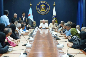 كادر الأمانة العامة يكسر قرار منع دخول مقر عملهم .. مؤكدين أن منع عمل المجلس الانتقالي لا يخدم سوى الجماعات الإرهابية