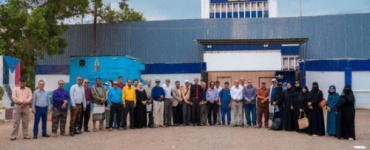 موظفو عمومية الانتقالي يواصلون وقفتهم الاحتجاجية