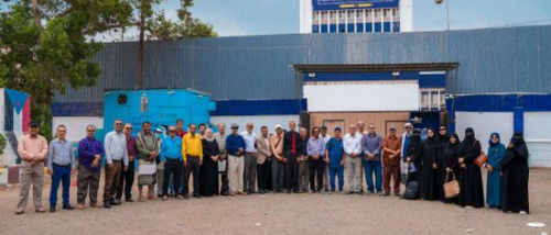 موظفو عمومية الانتقالي يواصلون وقفتهم الاحتجاجية