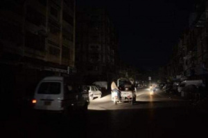 ظلام دامس يخيّم على التواهي بعدن منذ الفجر.. انقطاع شامل للكهرباء يفاقم معاناة السكان في أواخر رمضان