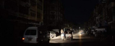 ظلام دامس يخيّم على التواهي بعدن منذ الفجر.. انقطاع شامل للكهرباء يفاقم معاناة السكان في أواخر رمضان