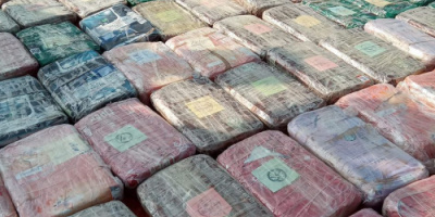 الحملة الأمنية لقوات العمالقة تضبط قارباً يحمل 623 كيلو من المخدرات قبالة ساحل رأس العارة