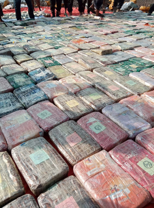 الحملة الأمنية لقوات العمالقة تضبط قارباً يحمل 623 كيلو من المخدرات قبالة ساحل رأس العارة