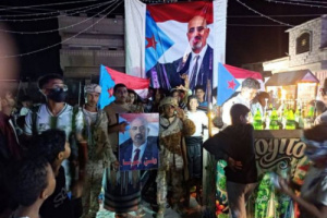 رد شعبي مباشر على تهديدات الخنبشي.. رفع صور الرئيس الزُبيدي وأعلام الجنوب في سيئون