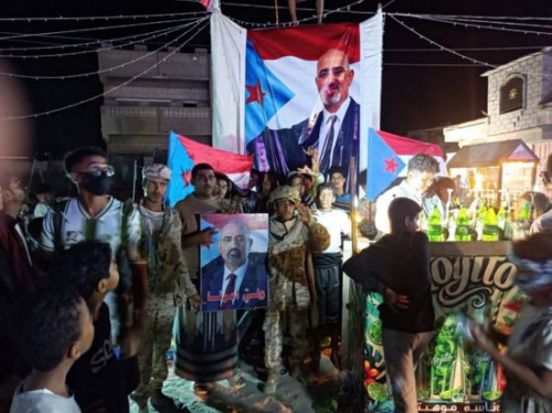 رد شعبي مباشر على تهديدات الخنبشي.. رفع صور الرئيس الزُبيدي وأعلام الجنوب في سيئون