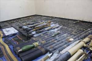 الأمن بحضرموت يضبط أسلحة وقذائف منهوبة من معسكر مطار الريان قبل بيعها