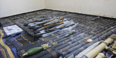 الأمن بحضرموت يضبط أسلحة وقذائف منهوبة من معسكر مطار الريان قبل بيعها