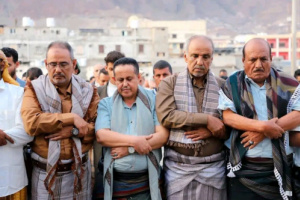 القائم بأعمال رئيس الجمعية الوطنية يشارك جموع المواطنين أداء صلاة عيد الفطر في العاصمة عدن