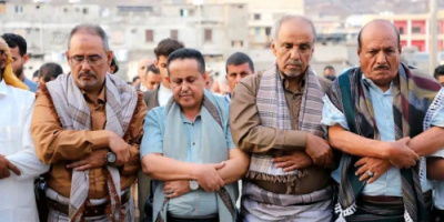 القائم بأعمال رئيس الجمعية الوطنية يشارك جموع المواطنين أداء صلاة عيد الفطر في العاصمة عدن